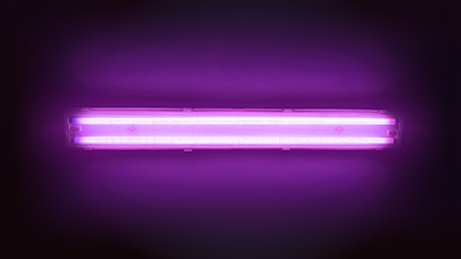 En bild på två lysrör med bakteriedödande ljus som är monterade i en armatur på en vägg.