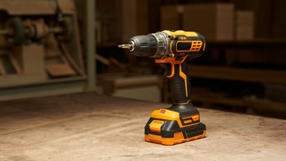 En skruvdragare står på en arbetsbänk i en verkstad